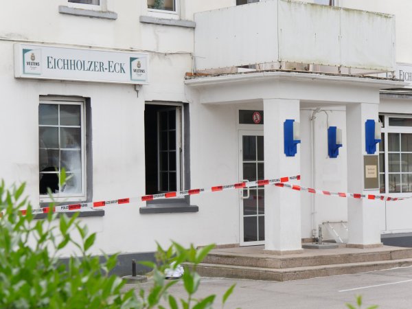 Auf die ehemalige Gaststätte Eichholzer-Eck wurde ein Brandanschlag verübt. Von den Bewohnern wurde zum Glück niemand verletzt. - © Jost Wolf