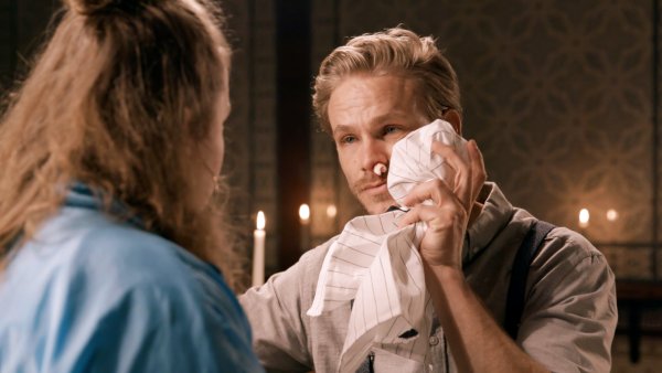 Frederic Heidorn spielt den Lukas in der Pilotfolge von "Call the Boys" auf RTL 2. Dabei geht es auch richtig zur Sache. - © RTL II, UFA Fiction, UFA SERIAL DRAMA