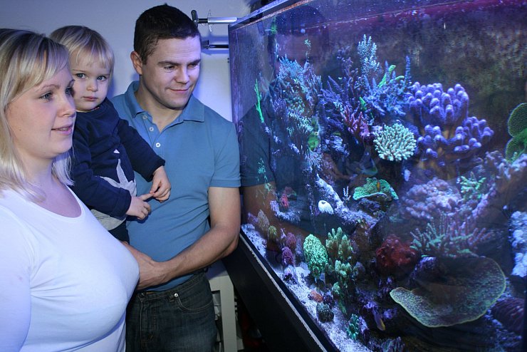 Sind von Unterwasserwelten fasziniert: Anna, Emilia und Andreas Martin vor einem ihrer Aquarien. - © Sandra Castrup