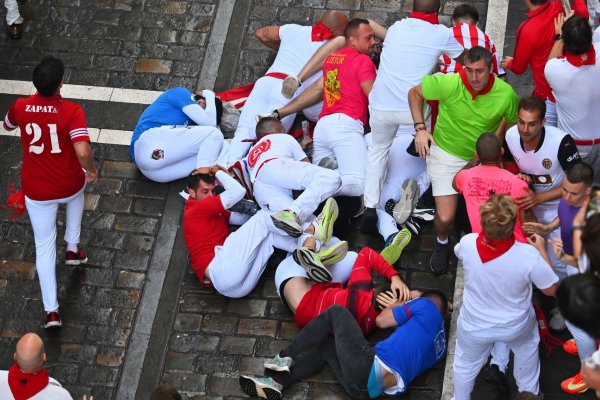 Gefährliche Szenen prägen auch den siebten Stierlauf in Pamplona. - © Miguel Oses/AP/dpa