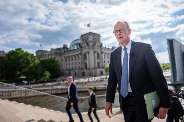 Friedrich Merz auf dem Weg zum Interview. - © Michael Kappeler/dpa