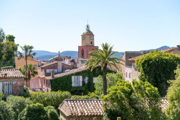 Eine Stadtansicht von Saint-Tropez in Südfrankreich. (Archivbild) - © Sebastian Sinterhauf/dpa
