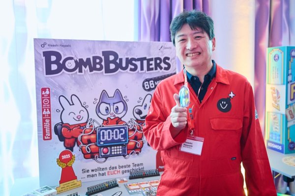 Spieleautor Hisashi Hayashi gewann mit «Bomb Busters» die Auszeichnung «Spiel des Jahres» 2025. - © Annette Riedl/dpa