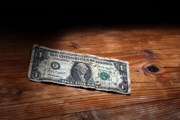 Der Dollar ist globale Reservewährung. Doch die schnell steigende Staatsverschuldung weckt Zweifel an der finanziellen Stabilität der USA. - © Karl-Josef Hildenbrand/dpa