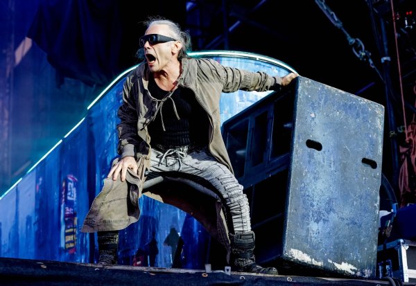 Iron-Maiden-Sänger Bruce Dickinson hat viele Verbindungen nach Deutschland. - © Axel Heimken/dpa