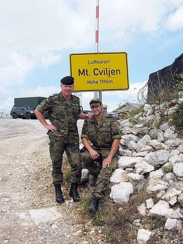 Oberst Hartwig Stork (links) mit einem Soldaten in einem hoch gelegenen Außenlager. - © Foto: Privat