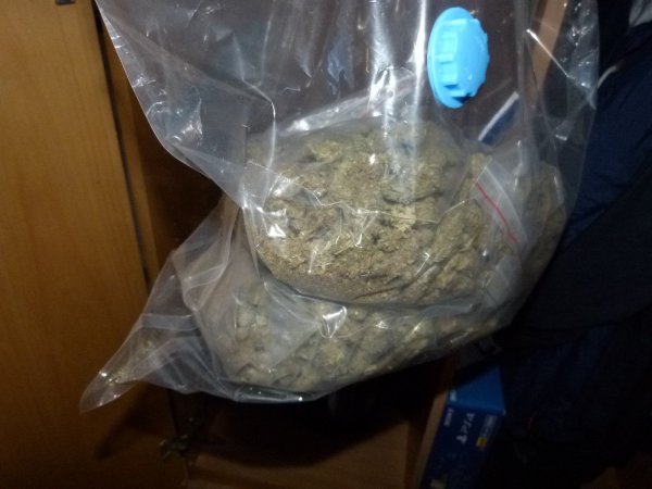 Unter anderem wurden mehrere Kilo Marihuana sichergestellt.  - © Polizei Lippe