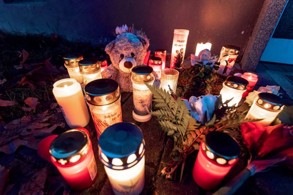 Am Eingang des Mehrfamilienhauses brennen Kerzen. - © Torben Gocke