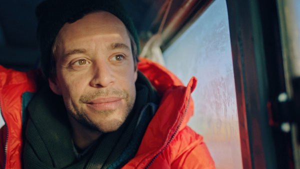 «Checker Tobi und die Reise zu den fliegenden Flüssen»: Tobias Krell ist wieder unterwegs. - © --/megaherz film und fernsehen/dpa