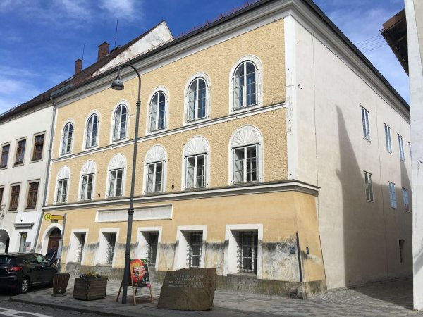 Das Geburtshaus von Adolf Hitler in Braunau soll umgebaut werden. - © Matthias Röder/dpa