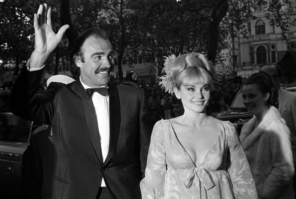 James-Bond-Star Sean Connery mit seiner damaligen Frau Diane Cilento bei der Ankunft zur Weltpremiere seines Films «Man lebt nur zweimal» in London. - © Pa/PA Wire/dpa