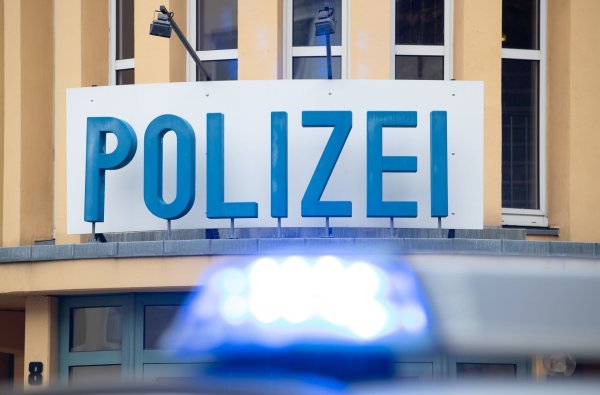 Ein Einsatzwagen der Polizei steht vor einer Dienststelle. - © Friso Gentsch/dpa/Symbolbild