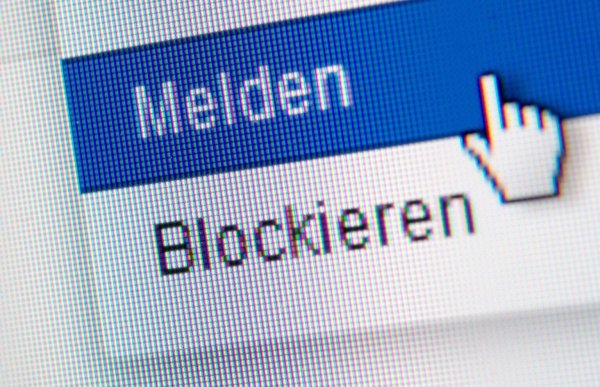 Keine Aggression: Hass im Netz die Rote Karte zeigen - © Foto: Andrea Warnecke/dpa-tmn