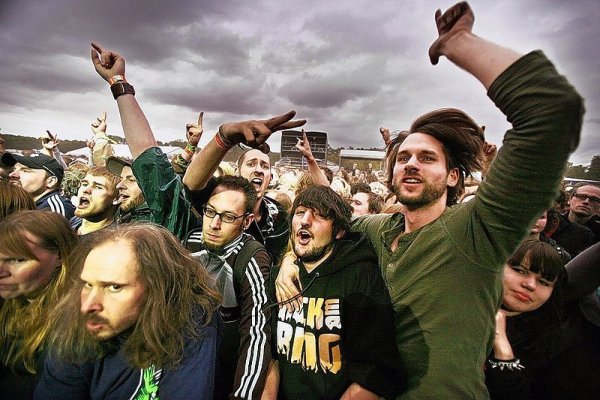 Vor der großen Serengeti-Bühne wird die Senne gerockt, unter anderem von einem jungen Mann, der Festivalfan ist. Jedenfalls trägt er einen Kapuzenpulli mit Werbung für "Rock am Ring". - © FOTO: SARAH JONEK