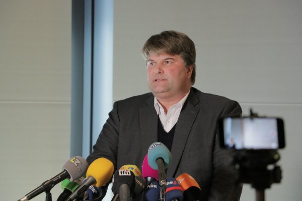 Landrat Tjark Bartels entschuldigte sich für die Fehöer in den Hamelner Behörden bei den Opfern. - © Jannik Stodiek