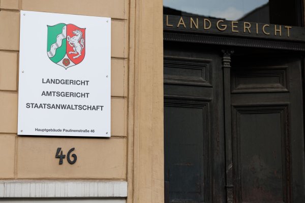 Autofahrer stand nach einer Verfolgungsfahrt mit der Polizei im Jahr 2021 am Donnerstag erneut vor dem Landgericht Detmold. (Archivfoto) - © Friso Gentsch/dpa