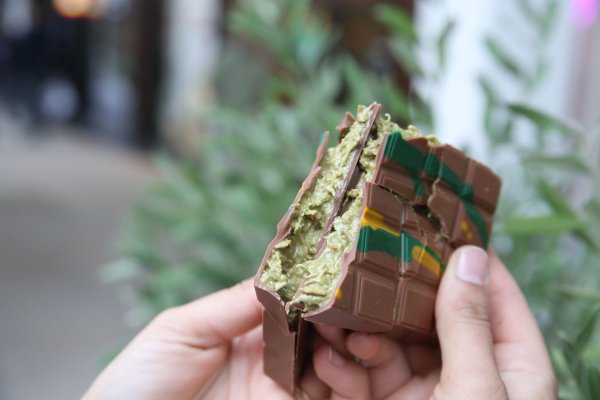 Foodtrend aus Dubai: Die sogenannte „Dubaischokolade“ ist eine neue, luxuriöse Variante der Vollmilchschokolade - Sie ist mit Pistaziencreme und Engelshaar gefüllt. - © Sascha Thelen/dpa/dpa-tmn