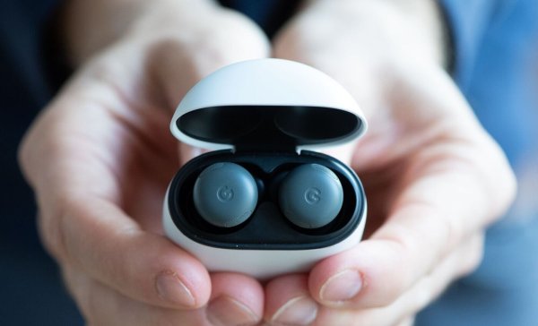 Hallo, kleine Pixel Buds! Googles neue Ohrstöpsel sind noch einmal kleiner geworden als die Vorgänger. - © Franziska Gabbert/dpa-tmn