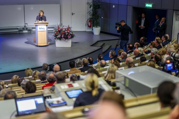 Mit ihrer Vorlesung knüpfte Knobloch an ihre Biografie an. - © Christoph Reichwein/dpa