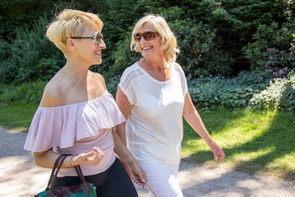 Einsamkeit kann die Gesundheit beeinträchtigen und das Risiko für Alzheimer erhöhen: Soziale Kontakte fördern die geistige Fitness und das Wohlbefinden. - © Christin Klose/dpa-tmn