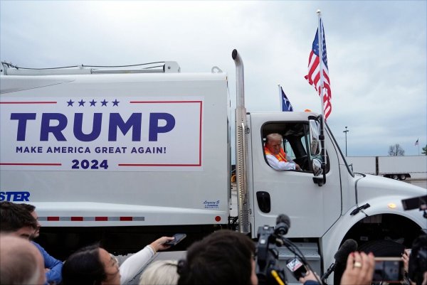 Die Idee für den Auftritt mit dem Müllwagen sei nach Bidens Äußerung gekommen, sagte Trump. - © Julia Demaree Nikhinson/AP/dpa