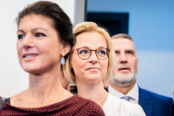 Sahra Wagenknecht ist unzufrieden mit dem Agieren der Thüringer Parteispitze Katja Wolf und Steffen Schütz. (Archivbild) - © Christoph Soeder/dpa