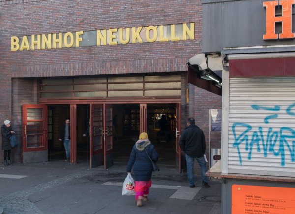 Die Kontrolle war am Berliner S-Bahnhof Neukölln. (Archivfoto) - © Paul Zinken/dpa