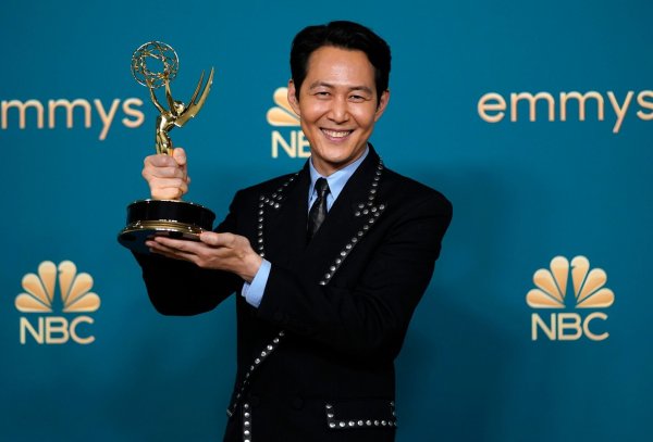 Bei den Primetime Emmys 2022 gewann «Squid Game»-Star Lee Jung-jae den Preis als «Bester Hauptdarsteller». (Archivbild) - © Jae C. Hong/Invision/dpa