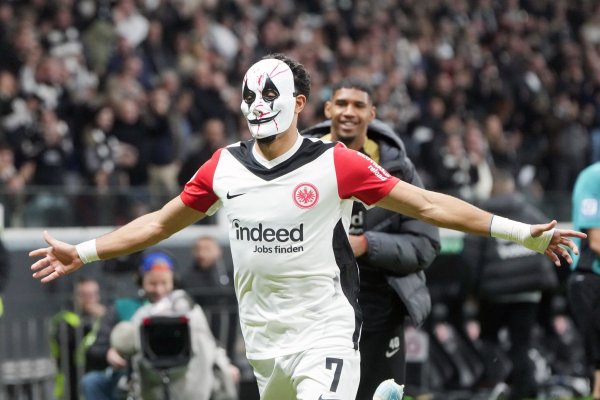 Frankfurts Omar Marmoush zog sich für seinen Jubel eine Halloween-Maske auf. - © Thomas Frey/dpa