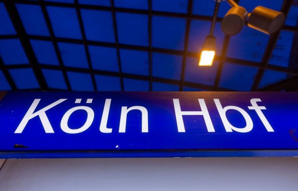 Am Kölner Hauptbahnhof ist eine Person von einem Zug überrollt und getötet worden. (Archivlbild) - © Thomas Banneyer/dpa