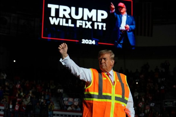 Trump fällt im Wahlkampf immer wieder mit Rassismus und Sexismus auf. - © Julia Demaree Nikhinson/AP/dpa