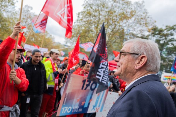 Arndt Kirchhoff, Präsident von Metall NRW und Verhandlungsführer der Arbeitgeber, steht am Rande der dritten Runde der Tarifverhandlungen der Metall- und Elektroindustrie vor Demonstranten der IG Metall Jugend. - © Rolf Vennenbernd/dpa