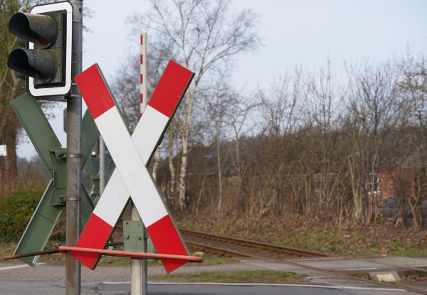 Eine Frau ist an einem Bahnübergang in ihrem Wagen schwer verletzt worden. (Symbolbild) - © Marcus Brandt/dpa