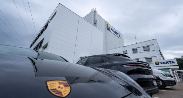 Porsche darf sich an Varta beteiligen. (Archivbild) - © Stefan Puchner/dpa