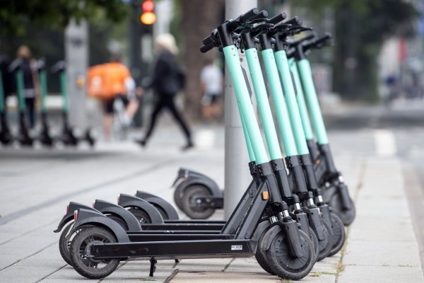 Kippt ein parkender E-Scooter auf ein Auto, bleibt der Besitzer des Wagens leicht auf seinem Schaden sitzen. - © Federico Gambarini/dpa