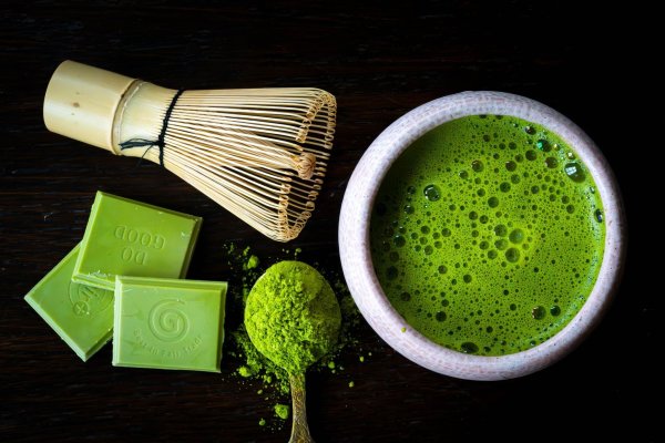 Grün leuchtender Matcha erlebt derzeit einen Hype. (Symbolbild) - © Sina Schuldt/dpa