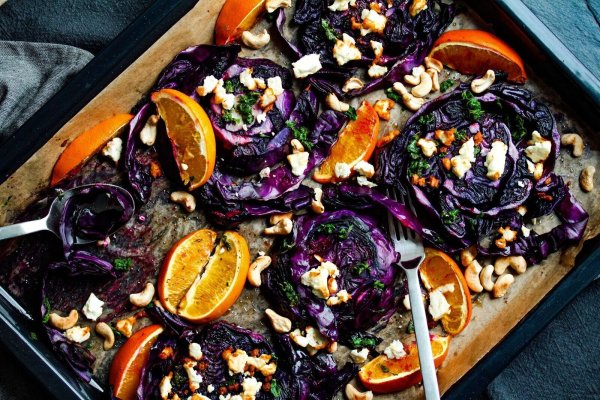 Pflanzliche Zutaten feuern ein Farbspektakel ab: Orangen und Minze verleihen dem ofengeröstetem Rotkohl nicht nur optisch eine frische Note. - © Aileen Kapitza/minzgruen.com/dpa-tmn