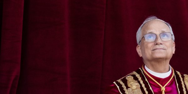 Der neue Papst Leo XIV. erscheint nach dem Konklave auf dem Balkon des Petersdoms. Mit ihm könnte eine neue Ära in der katholischen Kirche beginnen. - © Marijan Murat/dpa