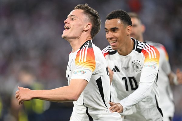 Bald in einer Vereins-Mannschaft? Florian Wirtz (l) und Jamal Musiala. - © Sven Hoppe/dpa