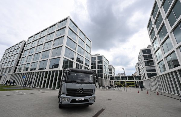 Daimler Truck will die Kosten in Deutschland senken. - © Bernd Weißbrod/dpa