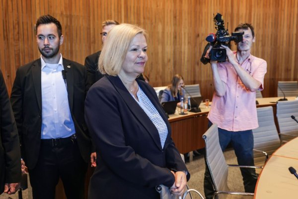 Die ehemalige Bundesinnenministerin Nancy Faeser (SPD) steht im Untersuchungsausschuss des nordrhein-westfälischen Landtags zum Terror-Anschlag von Solingen Rede und Antwort. - © Oliver Berg/dpa