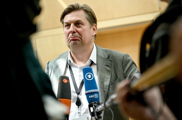 Krah nennt die Vorwürfe absurd und politisch motiviert. (Archivbild) - © Britta Pedersen/dpa