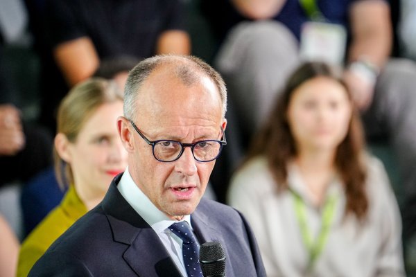 Opfer von Fake News: Eine Webseite verbreitet Falschinformationen unter dem Namen von Bundeskanzler Friedrich Merz (CDU). - © Kay Nietfeld/dpa