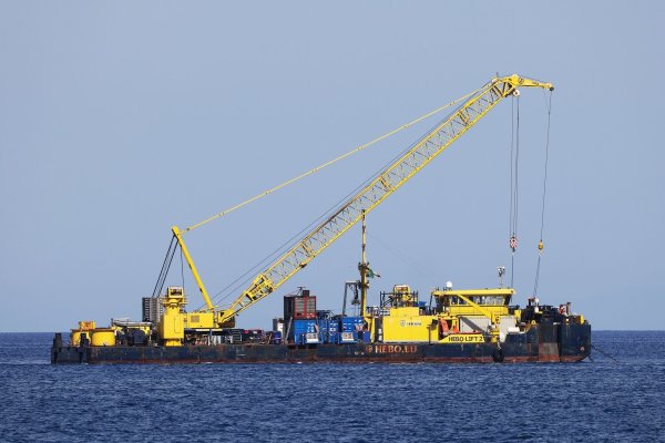 Das riesige Schiff, das vor der italienischen Mittelmeerinsel in etwa 50 Metern Tiefe liegt, soll bis Mitte Juni nach oben gebracht werden. - © Alberto Lo Bianco/LaPresse via ZUMA Press/dpa