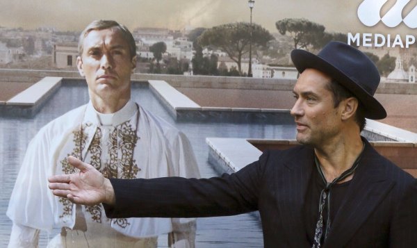 Jude Law vor einem Plakat mit sich als Papst Pius XIII. in der Serie «The Young Pope». (Archivbild) - © picture alliance / dpa