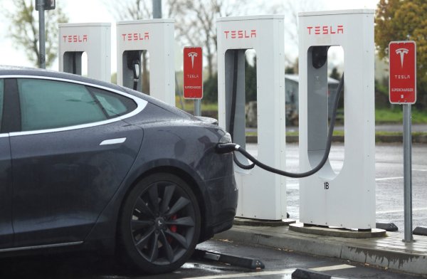 Tesla-Supercharger - © Foto: Jens Wolf