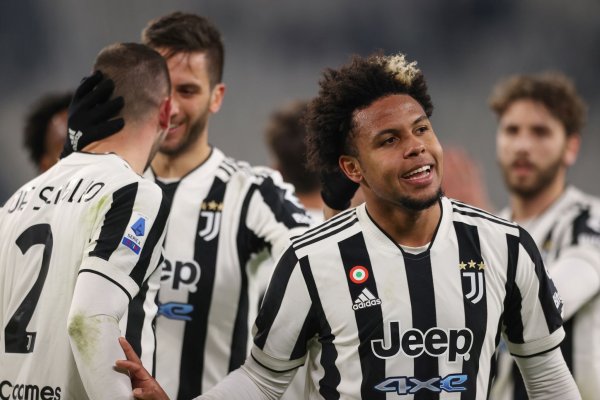 Weston McKennie (r) von Juventus Turin soll am Rande eines Serie-A-Spiels rassistisch beleidigt worden sein. - © Jonathan Moscrop/CSM via ZUMA Wire/dpa