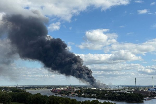 Im Hamburger Hafen ist ein Feuer ausgebrochen. - © Daniel Bockwoldt/dpa