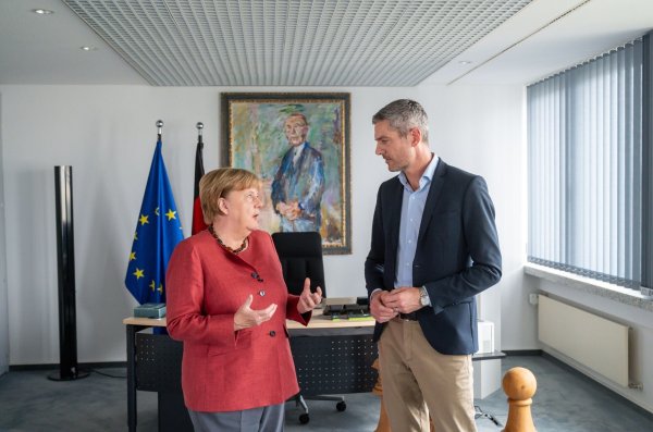 Zehn Jahre nach ihrem legendären Satz zieht Merkel Bilanz. - © Thomas Ernst/NDR/dpa