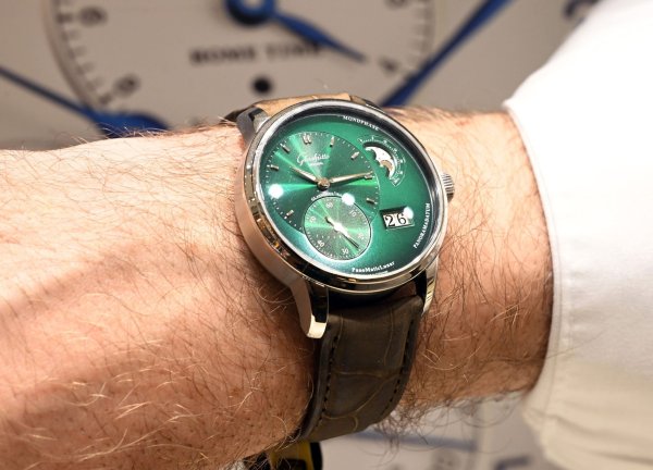 Luxusuhren sind gerade bei jungen Männern beliebt. - © Uli Deck/dpa